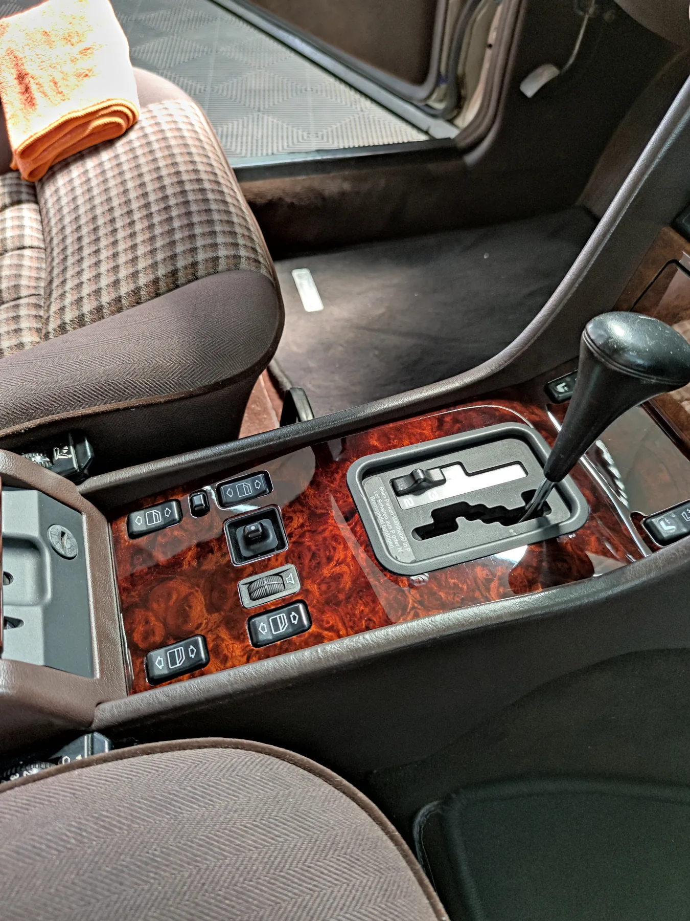 Drewniana konsola Mercedes C124 po renowacji
