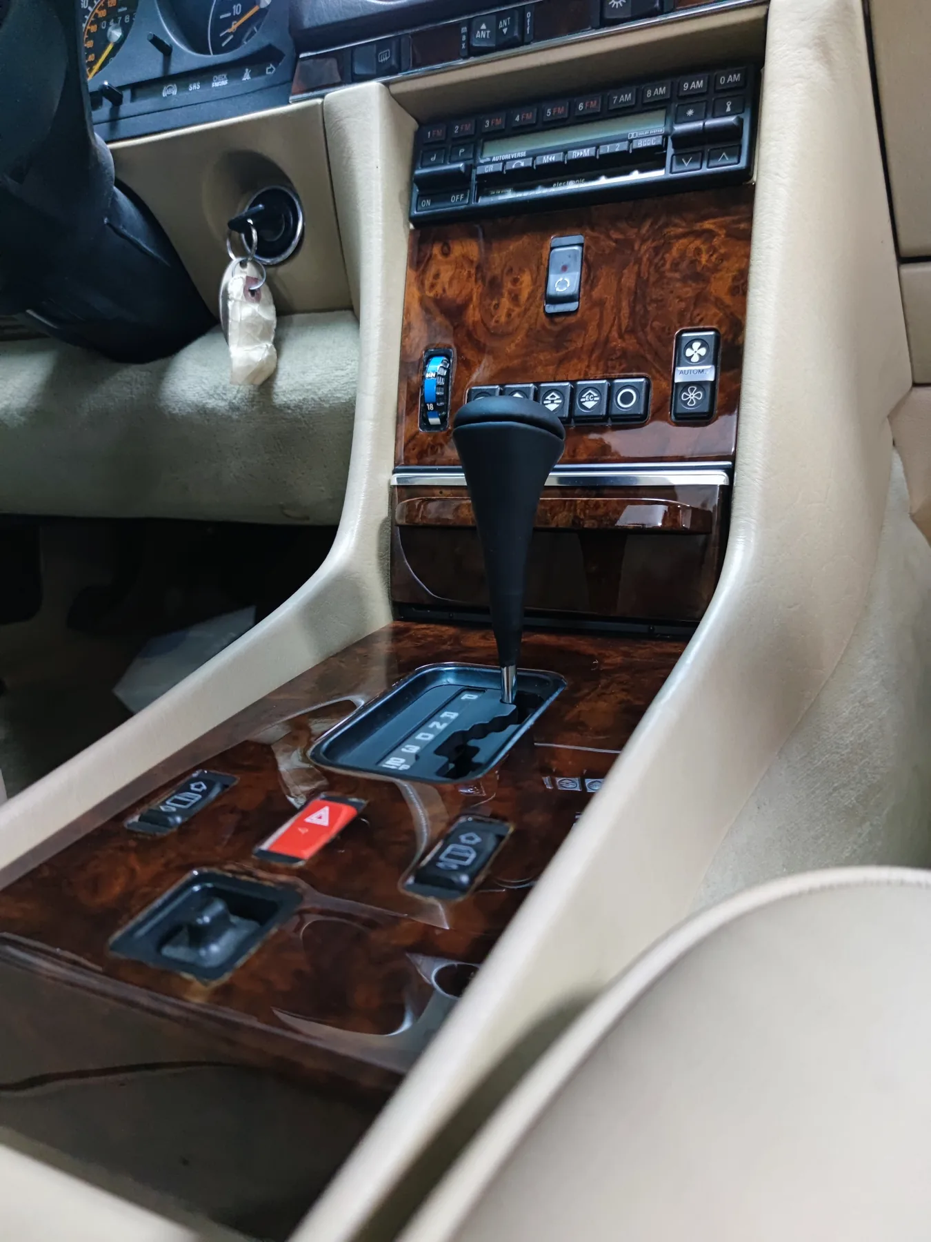 Konsola Mercedes R107 po renowacji