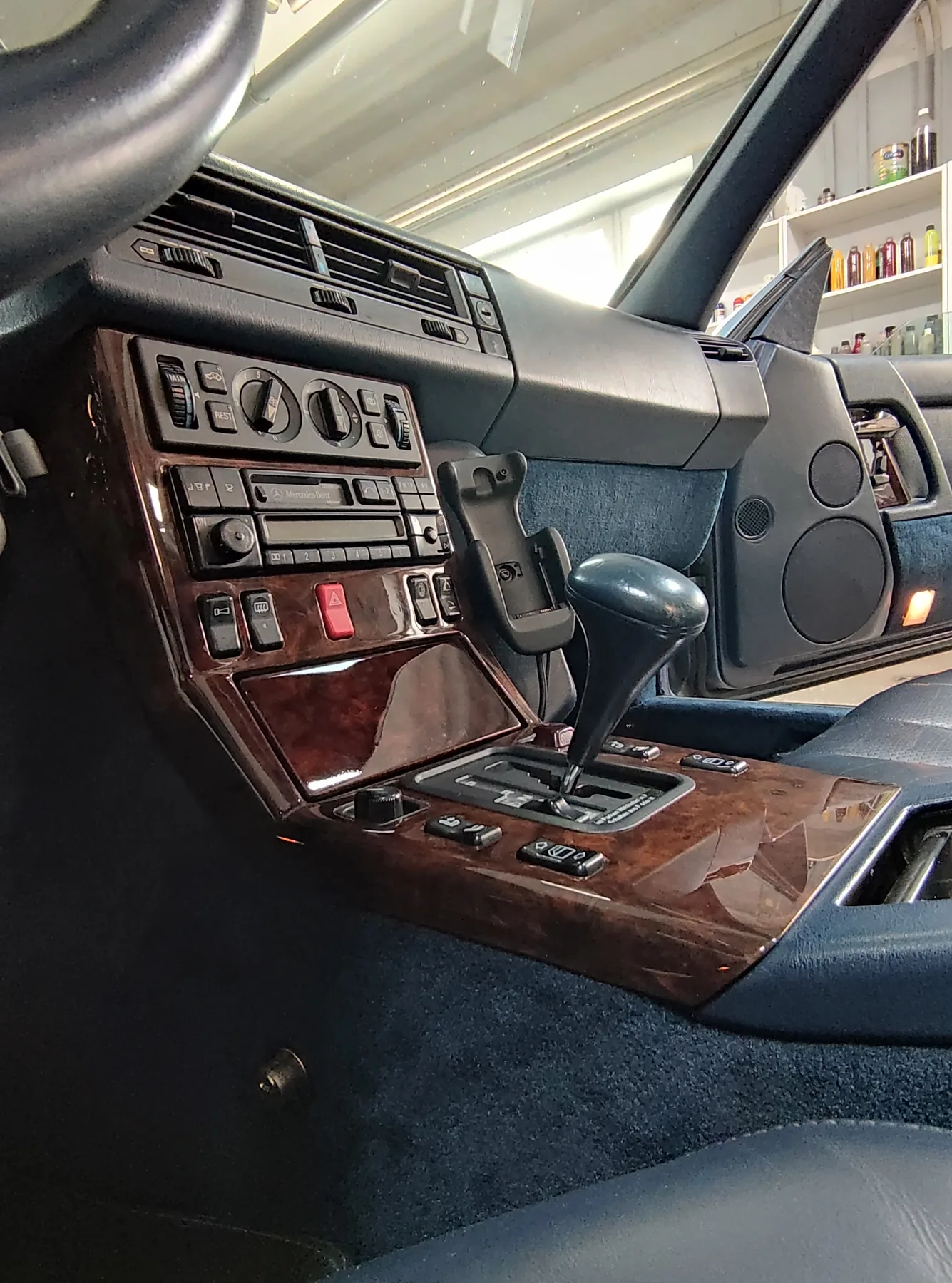 Wnętrze Mercedes R129 z odnowionymi dekorami