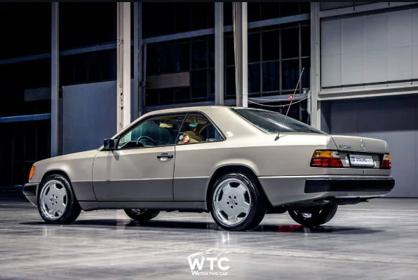 Mercedes-Benz C124 z 1987 roku należący do właściciela CWR, prezentowany w hali podczas wydarzenia motoryzacyjnego.